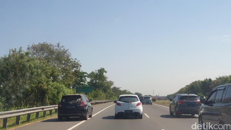 Mobil melintas di bahu jalan saat one way Mobil melintas di bahu jalan saat one way