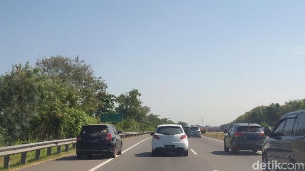 Mobil bahu jalan saat one way