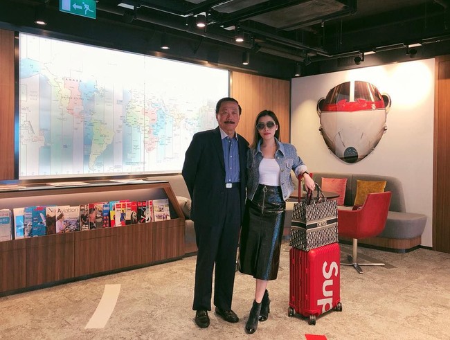 Dalam bidang bisnis, Chryseis mengaku tak pernah dipaksa ayahnya untuk mencoba apa yang pria tersebut tekuni. Namun karena dalam kesehariannya dia selalu terpapar hal tersebut, dengan sendirinya dia merasa tertarik dengan dunia bisnis. Aku tumbuh dengan selalu mendengarkan ayahku berbicara mengenai pekerjaannya, jadi aku selalu menyiapkan diriku untuk bergabung dengan perusahaan, kata Chryseis. Foto: Instagram @ chrystan_x