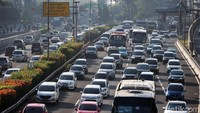 Jalan tol juga dipadati kendaraan.