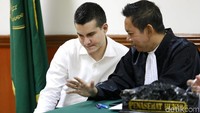 Selain itu Hakim juga sempat menasehati Steve agar menjadi contoh baik bagi anaknya dan tak lagi menggunakan narkoba. Pool/Palevi S/detikFoto.