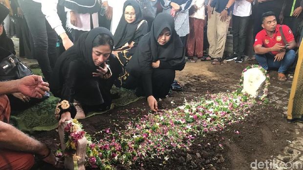 Dewi Perssik sesunggukan di makam ayahnya/