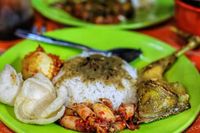 Wah, Malam Ini Paling Mantap Jajan Nasi Uduk Berlauk Komplet 