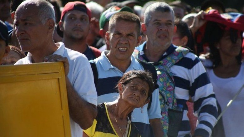 Perbatasan Venezuela-Kolombia Dibuka, Puluhan Ribu Orang Menyeberang Perbatasan Venezuela-Kolombia Dibuka, Puluhan Ribu Orang Menyeberang