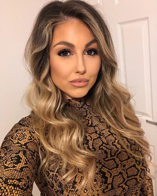 Olivia Naylor adalah seorang ahli kecantikan yang kini tengah berpacaran dengan pesepakbola Inggris John Stones. Hubungan mereka jadi perbincangan karena Stones digosipkan selingkuh dari pacar lamanya Millie Savage. Hal tersebut membuat Stones jadi bahan olokan sesama pemain di grup Whatsapp dan mempengaruhi performanya di lapangan. Foto: Instagram @olivianaylormua