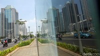 Di hari pertama masuk kerja ini sejumlah ruas jalan di ibu kota kembali dipadati oleh kendaraan, baik kendaraan roda empat maupun roda dua. Meski begitu, Jalan Sudirman-Thamrin nampak masih lengang.