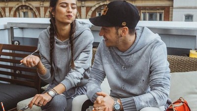 Sah! Begini Kemesraan Amine Gulse dan Mesut Ozil Saat Kulineran