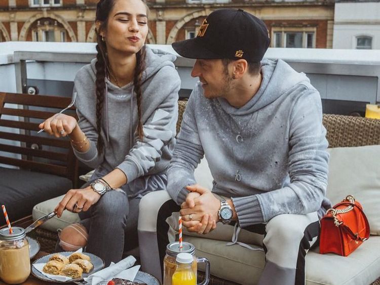 Sah! Begini Kemesraan Amine Gulse dan Mesut Ozil Saat Kulineran