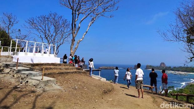 Wisata pantai masih menjadi primadona masyarakat dalam menghabiskan waktu libur Lebaran di Jember. Sejumlah pantai yang ada di kawasan Selatan Jember tampak ramai didatangi wisatawan.