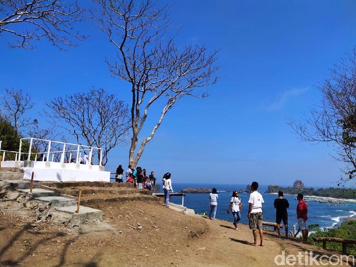 Pantai Papuma Jember Masih Jadi Primadona Saat Libur Lebaran Pantai Papuma Jember Masih Jadi Primadona Saat Libur Lebaran