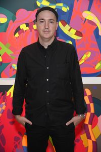 Mengenal Kaws, Seniman yang Kolaborasinya dengan Uniqlo Jadi Rebutan