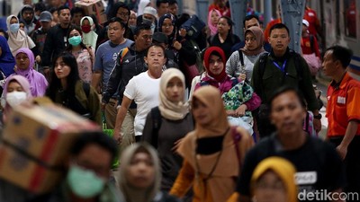 Pemudik Masih Berdatangan di Stasiun Pasar Senen