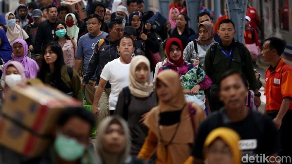 Pemudik Masih Berdatangan di Stasiun Pasar Senen
