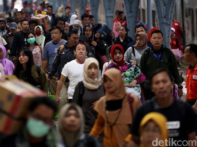 Pemudik Masih Berdatangan di Stasiun Pasar Senen