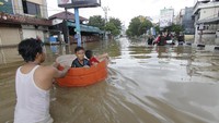 Begini potret banjir yang melanda kawasan Simpang Lembuswana, Samarinda, Senin (10/6/2019).