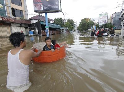 Potret Banjir di Samarinda Lumpuhkan Aktivitas Warga