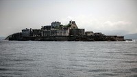 Di Jepang juga ada sebuah pulau yang terkenal menyeramkan dan misterius, yakni Pulau Hashima. Pulau yang berada di perfektur Nagasaki ini dikenal pula dengan nama Pulau Gunkanjima dan telah lama tak berpenghuni sejak tambang batu bara di pulau itu ditutup pada tahun 1974. Carl Court/Getty Images.