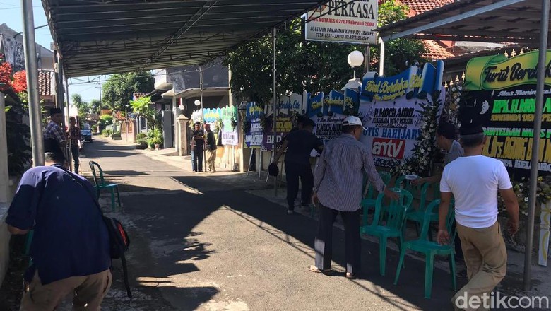 Bunga Ucapan Belasungkawa Berdatangan ke Rumah Dewi Perssik di Jember Bunga Ucapan Belasungkawa Berdatangan ke Rumah Dewi Perssik di Jember