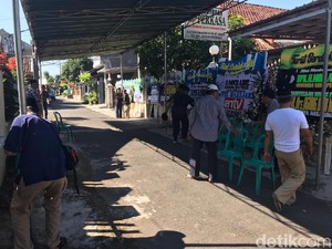 Persiapan Keluarga Sambut Kedatangan Jenazah Ayah Dewi Perssik di Jember