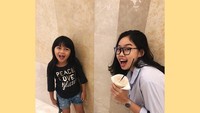 Mood booster Reina ternyata adik nih. Sambil menikmati minuman, ia masih bercanda dengan Sakura hihihi. Foto: Instagram reinakato