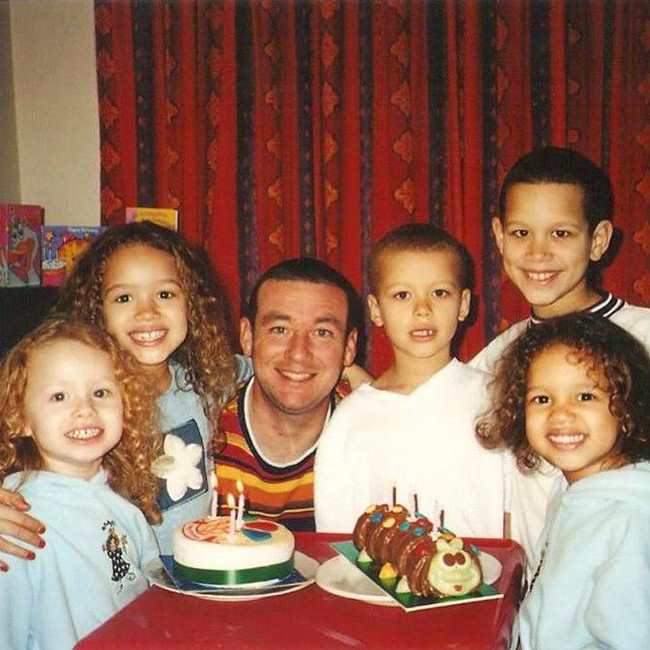 Kembar yang berdomisili di Inggris itu juga menceritakan tentang keluarganya yang unik. Kakak-kakaknya memiliki warna kulit yang juga berbeda-beda. Inilah momen kebersamaan si kembar dengan kakak-kakaknya bersama sang ayah ketika mereka kecil dulu. Foto: dok. ITV