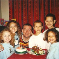 Kembar yang berdomisili di Inggris itu juga menceritakan tentang keluarganya yang unik. Kakak-kakaknya memiliki warna kulit yang juga berbeda-beda. Inilah momen kebersamaan si kembar dengan kakak-kakaknya bersama sang ayah ketika mereka kecil dulu. Foto: dok. ITV