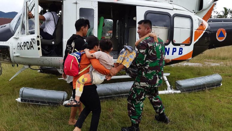 Korban Banjir di Konawe Utara Sultra Dievakuasi dengan Helikopter Korban Banjir di Konawe Utara Sultra Dievakuasi dengan Helikopter