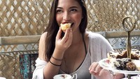Lewat instagram pribadinya @angelagilsha, wanita berambut panjang ini memang aktif di media sosial. Ia terlihat sering traveling disertai momen kulineran. Foto: instagram @angelagilsha