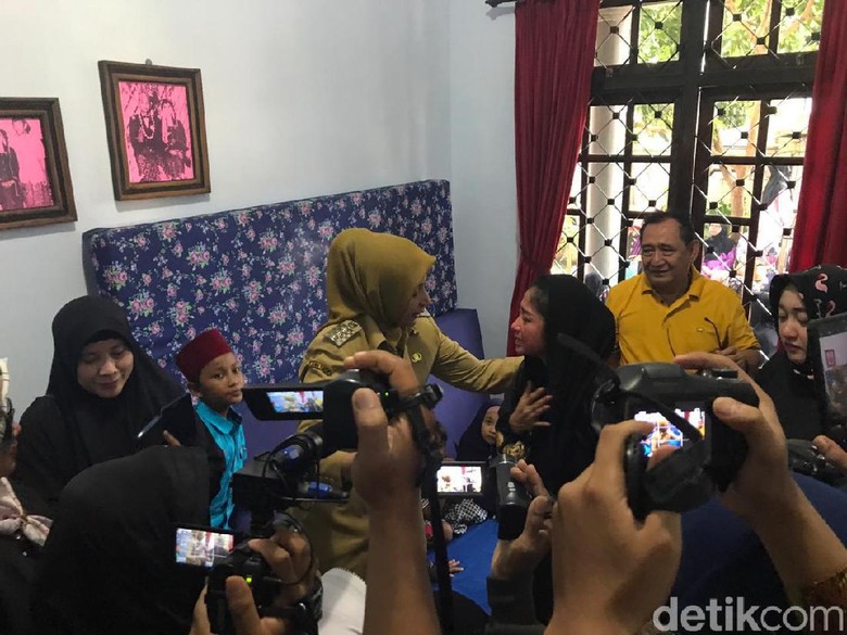 Sampaikan Duka Mendalam, Bupati Jember Bertemu Dewi Perssik Sampaikan Duka Mendalam, Bupati Jember Bertemu Dewi Perssik