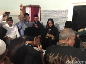 Tiba di Jember, Dewi Perssik Terus Menangis di Samping Peti Jenazah Ayahnya