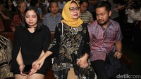 Karen datang didampingi keluarga jelang sidang putusan oleh majelis hakim di Pengadilan Tipikor Jakarta.
