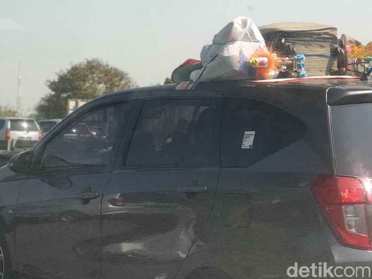 Jangan Diulang! Mudik Bawa Barang di Atas Mobil Hanya dengan Tali