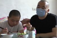 Mulia! Bocah Ini Makan 5 Kali Sehari Untuk Selamatkan Nyawa Sang Ayah