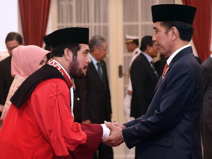 Presiden Jokowi bersalaman usai pengucapan sumpah Anwar Usman sebagai Hakim Konstitusi