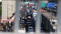 Jalan Gatot Subroto dipadati kendaraan.