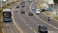Jika di hari-hari biasa kerap kali terjadi kemacetan, hari ini, kondisi Jalan Sudirman-Thamrin nampak lancar.