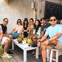 Chryseis Tan berlibur di Bali bersama keluarga suaminya, Faliq Nasimuddin. Luna sendiri dikabarkan sedang dekat dengan kakak Faliq, Faisal Nasimuddin. Keluarga Nasimuddin di Negeri Jiran juga dikenal sebagai salah satu keluarga kaya raya. Ayah dari Faliq dan Faisal merupakan pendiri dari Naza Group, perusahaan yang menaungi franchise Ferrari, Maserati, Kia Motor, Ducati, dan sejumlah brand otomatif lainnya di Malaysia. Foto: Instagram @ chrystan_x