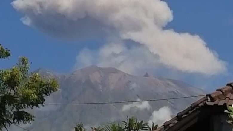 Gunung Agung Erupsi, Tinggi Kolom Abu 4.142 Mdpl Gunung Agung Erupsi, Tinggi Kolom Abu 4.142 Mdpl