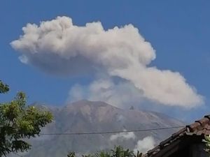 Gunung Agung Erupsi, Tinggi Kolom Abu 4.142 Mdpl