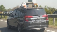 Perilaku membawa barang seperti itu tentu berbahaya untuk keselamatan diri sendiri dan pengguna jalan lain. Sebab tali tambang yang tipis bisa putus sewaktu-waktu dan barang yang jatuh bisa membuat celaka pengendara di samping atau belakangnya. Foto: Luthfi Anshori/detikOto