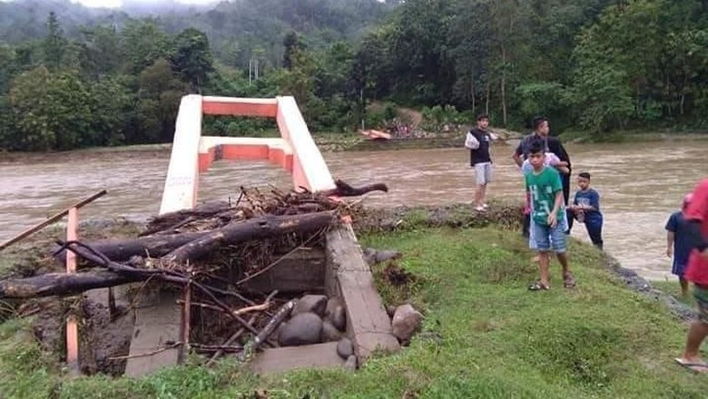 Jembatan Gantung di Polewali Mandar Sulbar Ambruk Diterjang Banjir