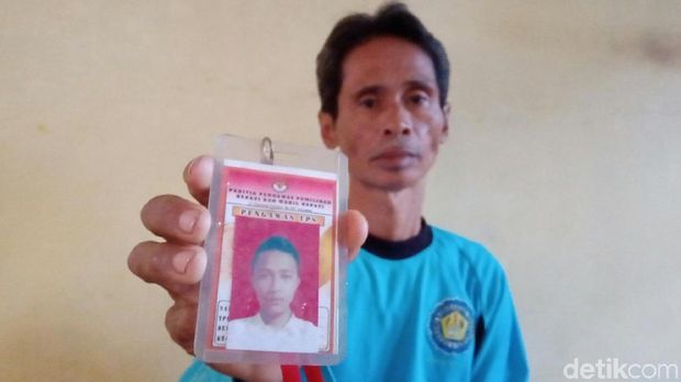 Sang ayah menunjukkan foto Amrih semasa hidup.