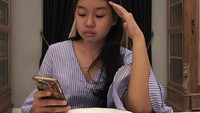Lagi-lagi pose menunggu makanan, kalau yang ini Reina kelihatan bete. Apalagi piringnya masih kosong hehehe. Foto: Instagram reinakato