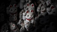 Maneki Neko yang diyakini membawa nasib baik itu pun tak pernah absen terpasang di kedai maupun toko-toko untuk menarik pembeli dan membawa keberuntungan. Carl Court/Getty Images.
