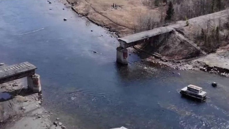 Hasil gambar untuk Jembatan Besi rusia yang dicuri