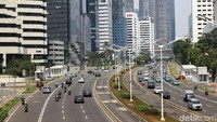 Meski masih terpantau lancar dan belum banyak kendaraan yang melintas, sejumlah kendaraan nampak mulai berlalu-lalang menuju kantor maupun ke tempat lainnya yang berlokasi di sekitar Jalan Sudirman-Thamrin.