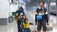 Beberapa pemudik tiba bersama sanak keluarga usai merayakan Lebaran di kampung halaman.