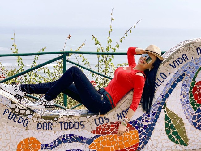 Penampilan wanita yang juga merupakan pembawa acara yang memamerkan lekuk tubuhnya ini pun di banjiri komentar netizen. Foto: Instagram