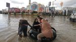 Potret Banjir di Samarinda Lumpuhkan Aktivitas Warga
