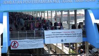 Diperkirakan Pasar Tanah Abang baru akan kembali normal minggu depan.